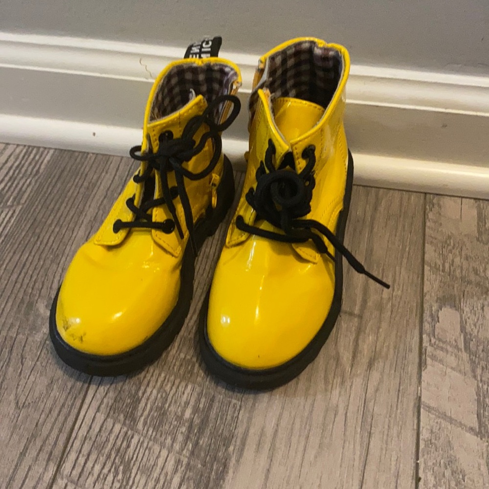 Kids yellow fashion boots